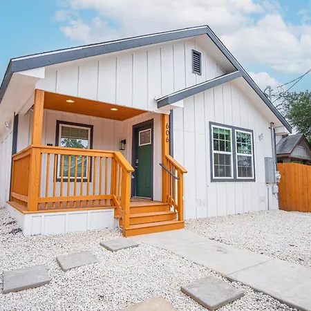 Spacious Delightful 4 Bedroom 3 Ba Close To Downtown